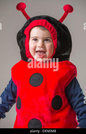 Carino bambina vestito in un costume beetle ridere Foto Stock