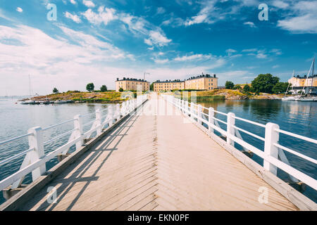 Ponte alla Fortezza di Suomenlinna a Helsinki in Finlandia. Giornata soleggiata con cielo blu Foto Stock