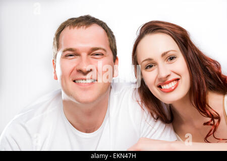 Giovane uomo e donna sdraiata insieme a letto Foto Stock