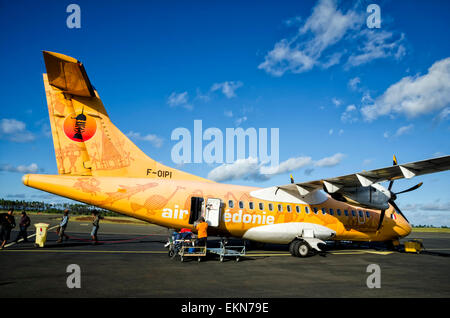 Piccolo ATR42 a turboelica aereo di linea in una livrea speciale per celebrare indigeni Nuova Caledonia cultura. Air Caledonie; piccolo aereo all'aeroporto; a terra Foto Stock