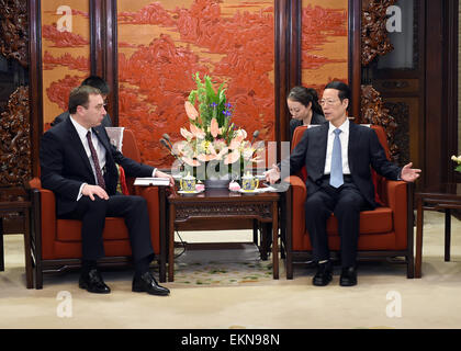 Pechino, Cina. Xiii Apr, 2015. Chinese Vice Premier Zhang Jaili (R) anteriore incontra bielorusso vice direttore dell'Ufficio Presidenziale Nikolay Snopkov a Pechino Capitale della Cina, 13 aprile 2015. © Xie Huanchi/Xinhua/Alamy Live News Foto Stock