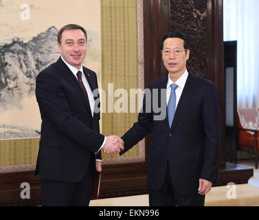 Pechino, Cina. Xiii Apr, 2015. Chinese Vice Premier Zhang Jaili (R) soddisfa con bielorusso vice direttore dell'Ufficio Presidenziale Nikolay Snopkov a Pechino Capitale della Cina, 13 aprile 2015. © Xie Huanchi/Xinhua/Alamy Live News Foto Stock