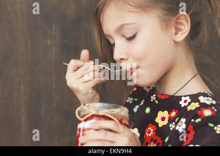 Bambino di mangiare il dessert Foto Stock