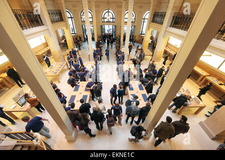 10 Aprile 2015 - Parigi, Francia prima ondata di visitatori in Opera Apple Store. Apple ha lanciato la Apple per guardare in store try-on e on-line pre-ordini degli Stati Uniti, in Francia e in altri 7 paesi su Aprile 10th, 2015. Foto Stock