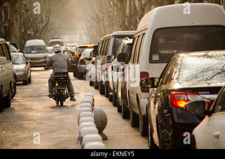 Vetture di attendere pazientemente in ingorghi di traffico nelle ore di punta a Xi'an, Cina. Motocicli di muoversi liberamente. Foto Stock