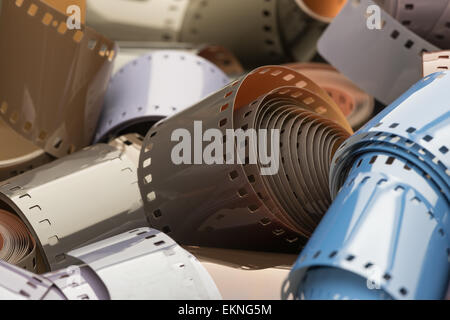 Vecchia tecnologia processo umido 35mm di bobine di pellicola di colore diverso e in emulsione6 trasparenza in bianco e nero negativo a colori Foto Stock