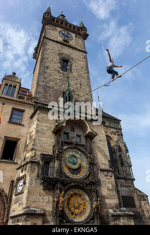 Funambolo sulla corsia di fronte all'Orologio Astronomico, Municipio, Torre di Praga Repubblica Ceca Foto Stock