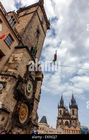 Funambolo sulla corsia di fronte all'Orologio Astronomico, Municipio, Torre di Praga Repubblica Ceca Foto Stock