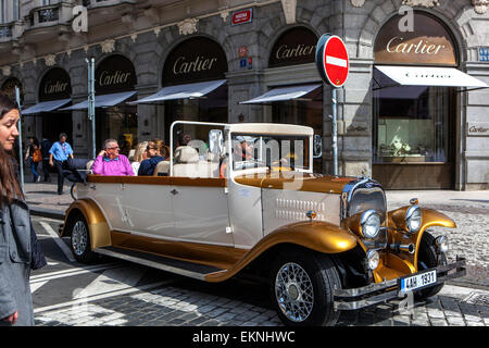 Turisti in via Parizska Praga, turisti della città vecchia in auto d'epoca taxi, Repubblica Ceca Foto Stock