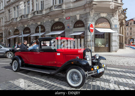 I turisti, le persone in un tour della città per annata taxi auto guidando, Parizska Street, Città Vecchia, Repubblica Ceca Foto Stock