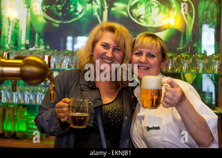 Due donne con una pinta di birra Pilsner, barra di Praga Repubblica Ceca Foto Stock
