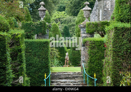 Plas Brondanw, Wales, Regno Unito. I giardini formali a casa di Clough Williams-Ellis, architetto del vicino a Portmeirion. Foto Stock