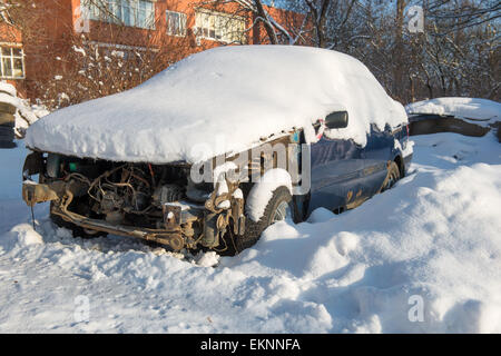 Fatto a pezzi e distrutto auto vale la pena nella neve Foto Stock