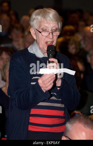 Donna anziana che pongono una questione ad un pannello di politici a un evento hustings prima delle elezioni generali britanniche il 7 maggio 2015... Foto Stock