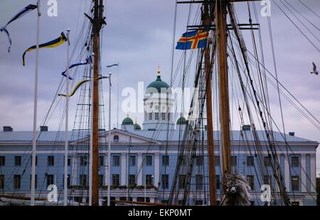 La cattedrale di Helsinki e municipio dietro i piloni Foto Stock