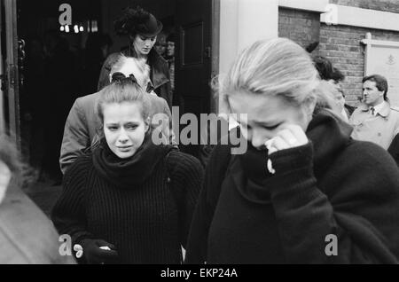 Messa di requiem per Irish rock star Phil Lynott, cantante dei Thin Lizzy, tenutasi in una chiesa in Richmond, Surrey. Persone in lutto lasciano la chiesa dopo il servizio. 9 gennaio 1986. Foto Stock