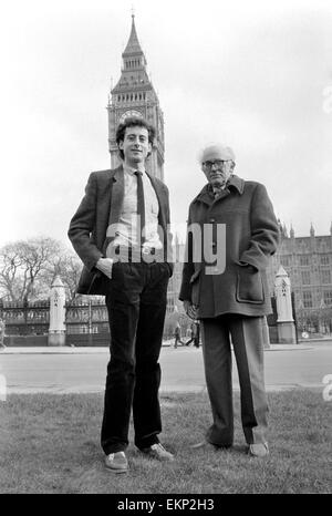 Michael Foot leader del partito laburista visto qui con Peter Tatchell il partito del candidato in Bermondsey da-elezione. Piedi in precedenza avevano denunciato Tatchell nel 1981 per il supporto extra-azione parlamentare contro il governo della Thatcher; Febbraio 1983 Foto Stock