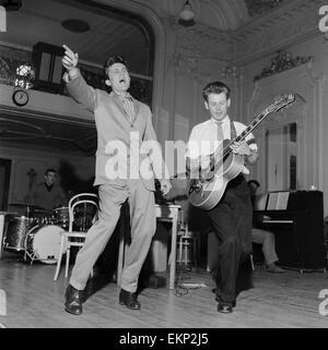 British pop singer Terry Dene ripassando per la sua prossima apparizione sulla BBC television show 'Drumbeat' dopo la sua dimissione dall'esercito sulle ragioni emotive. Il 24 aprile 1959. Foto Stock