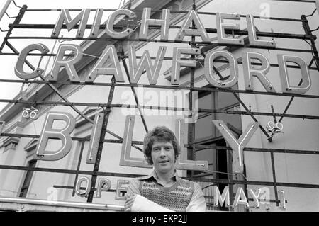 Attore Michael Crawford che sta prendendo il filo in 'Billy' un musical basato su 'Billy bugiardo' ha il suo nome di luci al Drury Lane Theatre. Nel frattempo egli è cura un braccio rotto. Aprile 1974 74-2470-002 Foto Stock