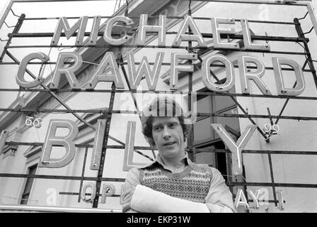 Attore Michael Crawford che sta prendendo il filo in 'Billy' un musical basato su 'Billy bugiardo' ha il suo nome di luci al Drury Lane Theatre. Nel frattempo egli è cura un braccio rotto. Aprile 1974 74-2470-005 Foto Stock