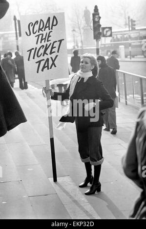 L'attrice Susan Hampshire visto qui a San Martin's-in-the-Fields, Londra dimostrando per l'abolizione dell'IVA per il live performing arts - teatro, musica, opera, balletto, a causa di aumento vertiginoso dei costi. Anche per la manifestazione di oggi è stata Sheila Hancock, Richa Foto Stock