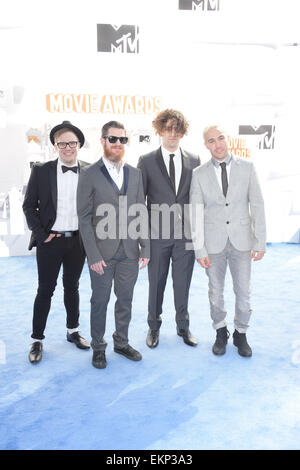 Los Angeles, California, USA. Xii Apr, 2015. Joe Trohman (l-r), Andy Hurley, Patrick Stump, e Pete Wentz della musica del gruppo Fall Out Boy frequentare il 2015 MTV Movie Awards presso il Nokia Theatre di Los Angeles Vive a Los Angeles, Stati Uniti d'America, il 12 aprile 2015. Credito: dpa picture alliance/Alamy Live News Foto Stock