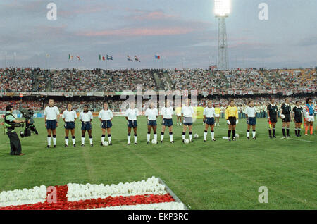 Coppa del Mondo di Calcio 1990 Primo Turno gruppo F corrisponde a Cagliari, Italia. Inghilterra 0 v Holland 0. La squadra dell'Inghilterra line up prima della partita. Essi sono da sinistra a destra: Terry Butcher, Gary Lineker, Paolo Parker, Paul Gascoigne, Des Walker, John Barnes, Chris Waddle, Mark Wr Foto Stock