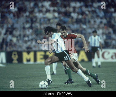 1982 World Cup gruppo tre match di Alicante in Spagna. Argentina 4 v in Ungheria 1. Argentina del Mario Kempes sulla sfera. Il 18 giugno 1982. Foto Stock