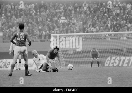 1978 World Cup secondo turno gruppo a una partita a Buenos Aires, Argentina. Italia v Germania Ovest 0. Italia di Paolo Rossi è imbrattata dal Berti Vogts. 14 giugno 1978. Foto Stock