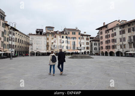 Persone che passeggiano in Piazza Matteotti a Udine Foto Stock