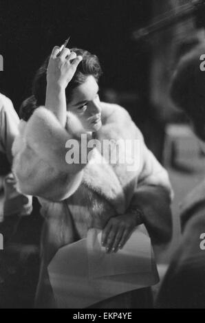 Cantante americana Connie Francis mostrato durante le prove in ATV studi televisivi in legno verde prima la sua apparizione in London Palladium show televisivo. Il 24 ottobre 1960. Foto Stock