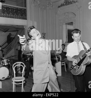 British pop singer Terry Dene ripassando per la sua prossima apparizione sulla BBC television show 'Drumbeat' dopo la sua dimissione dall'esercito sulle ragioni emotive. Il 24 aprile 1959. Foto Stock