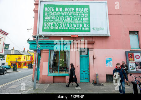 Brighton, Regno Unito. Il 13 aprile 2015. Il lancio del Partito Verde del campagna nazionale di affissioni in Brighton East Sussex: Credito: Andrew Hasson/Alamy Live News Foto Stock