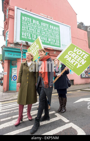 Brighton, Regno Unito. Il 13 aprile 2015. Il lancio del Partito Verde del campagna nazionale di affissioni in Brighton East Sussex: Credito: Andrew Hasson/Alamy Live News Foto Stock