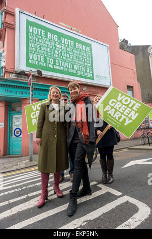 Brighton, Regno Unito. Il 13 aprile 2015. Il lancio del Partito Verde del campagna nazionale di affissioni in Brighton East Sussex: Credito: Andrew Hasson/Alamy Live News Foto Stock