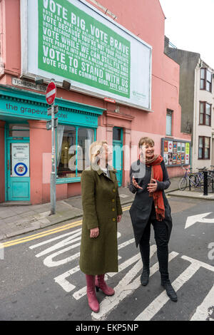 Brighton, Regno Unito. Il 13 aprile 2015. Il lancio del Partito Verde del campagna nazionale di affissioni in Brighton East Sussex: Credito: Andrew Hasson/Alamy Live News Foto Stock