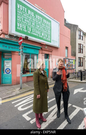 Brighton, Regno Unito. Il 13 aprile 2015. Il lancio del Partito Verde del campagna nazionale di affissioni in Brighton East Sussex: Verde di leader di partito Natalie Bennett (sinistra) e Caroline Lucas MP (a destra). Credito: Andrew Hasson/Alamy Live News Foto Stock