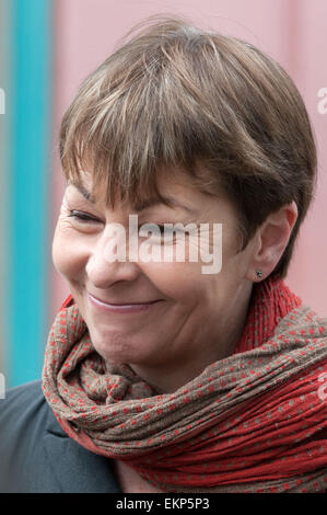 Brighton, Regno Unito. Il 13 aprile 2015. Il lancio del Partito Verde del campagna nazionale di affissioni in Brighton East Sussex: Caroline Lucas MP. Credito: Andrew Hasson/Alamy Live News Foto Stock