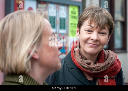 Brighton, Regno Unito. Il 13 aprile 2015. Il lancio del Partito Verde del campagna nazionale di affissioni in Brighton East Sussex: Caroline Lucas MP. Credito: Andrew Hasson/Alamy Live News Foto Stock