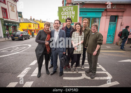 Brighton, Regno Unito. Il 13 aprile 2015. Il lancio del Partito Verde del campagna nazionale di affissioni in Brighton East Sussex: Credito: Andrew Hasson/Alamy Live News Foto Stock