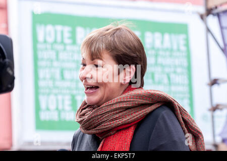 Brighton, Regno Unito. Il 13 aprile 2015. Il lancio del Partito Verde del campagna nazionale di affissioni in Brighton East Sussex: Caroline Lucas MP. Credito: Andrew Hasson/Alamy Live News Foto Stock