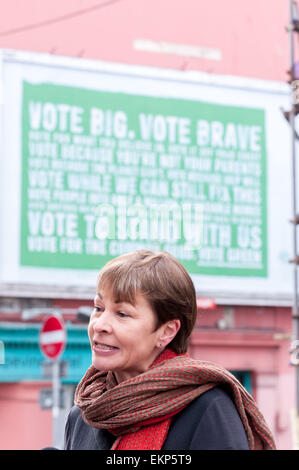 Brighton, Regno Unito. Il 13 aprile 2015. Il lancio del Partito Verde del campagna nazionale di affissioni in Brighton East Sussex: Caroline Lucas MP. Credito: Andrew Hasson/Alamy Live News Foto Stock