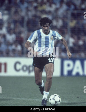 1982 World Cup gruppo tre match di Alicante in Spagna. Argentina 4 v in Ungheria 1. Argentina del Mario Kempes sulla sfera. Il 18 giugno 1982. Foto Stock