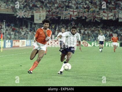 Coppa del Mondo di calcio 1990 Primo Turno gruppo F corrisponde a Cagliari, Italia. Inghilterra 0 v Holland 0. Des Walker di Inghilterra e Ruud Gullit in una gara per la palla. Il 16 giugno 1990. Foto Stock