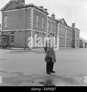 British pop singer Terry Dene a Winchester caserma come egli inizia i suoi due anni di servizio nell'esercito. Qui egli è raffigurato in piedi al di fuori della caserma. Il 24 gennaio 1959. Foto Stock