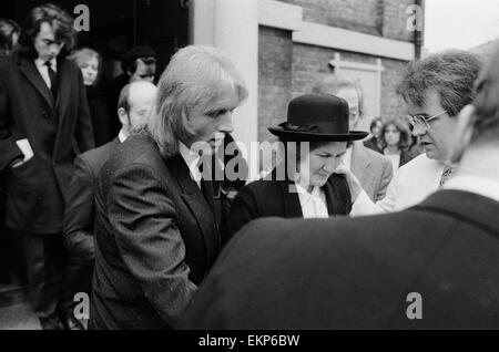 Messa di requiem per Irish rock star Phil Lynott, cantante dei Thin Lizzy, tenutasi in una chiesa in Richmond, Surrey. Phil Lynott è la madre ha aiutato fuori dalla chiesa dopo il servizio. 9 gennaio 1986. Foto Stock