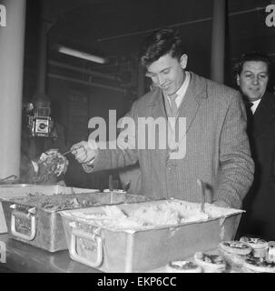 British pop singer Terry Dene a Winchester caserma come egli inizia i suoi due anni di servizio nell'esercito. Qui egli è raffigurato lo stesso che serve la cena in mensa. Il 24 gennaio 1959. Foto Stock