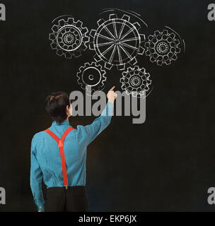 Nerd geek imprenditore per studenti e insegnanti di chalk pensando di denti degli ingranaggi Foto Stock