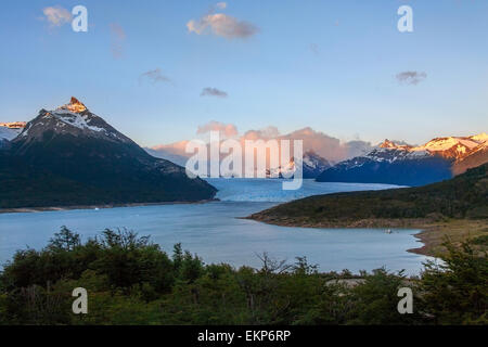 Primi raggi di luce del sole all'alba sulle cime intorno al Ghiacciaio Perito Moreno. Foto Stock