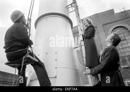 Margaret Thatcher va a Lambeth per aiutare il sig. Jerry Hanley in elezione. La signora Thatcher fino una scaletta colloqui al partecipante Steeplejack Chris Cowland, 33 anni, da Gosport, Hampshire. Uomo sulla destra è Jerry Hanley, p.f. Aprile 1978 78-1887-002 Foto Stock